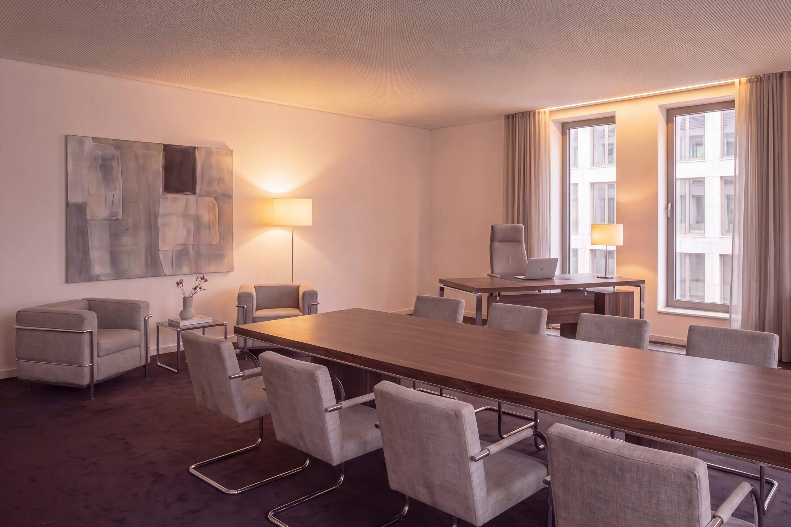 Konferenzraum mit Holztisch und Freischwingern am Fenster