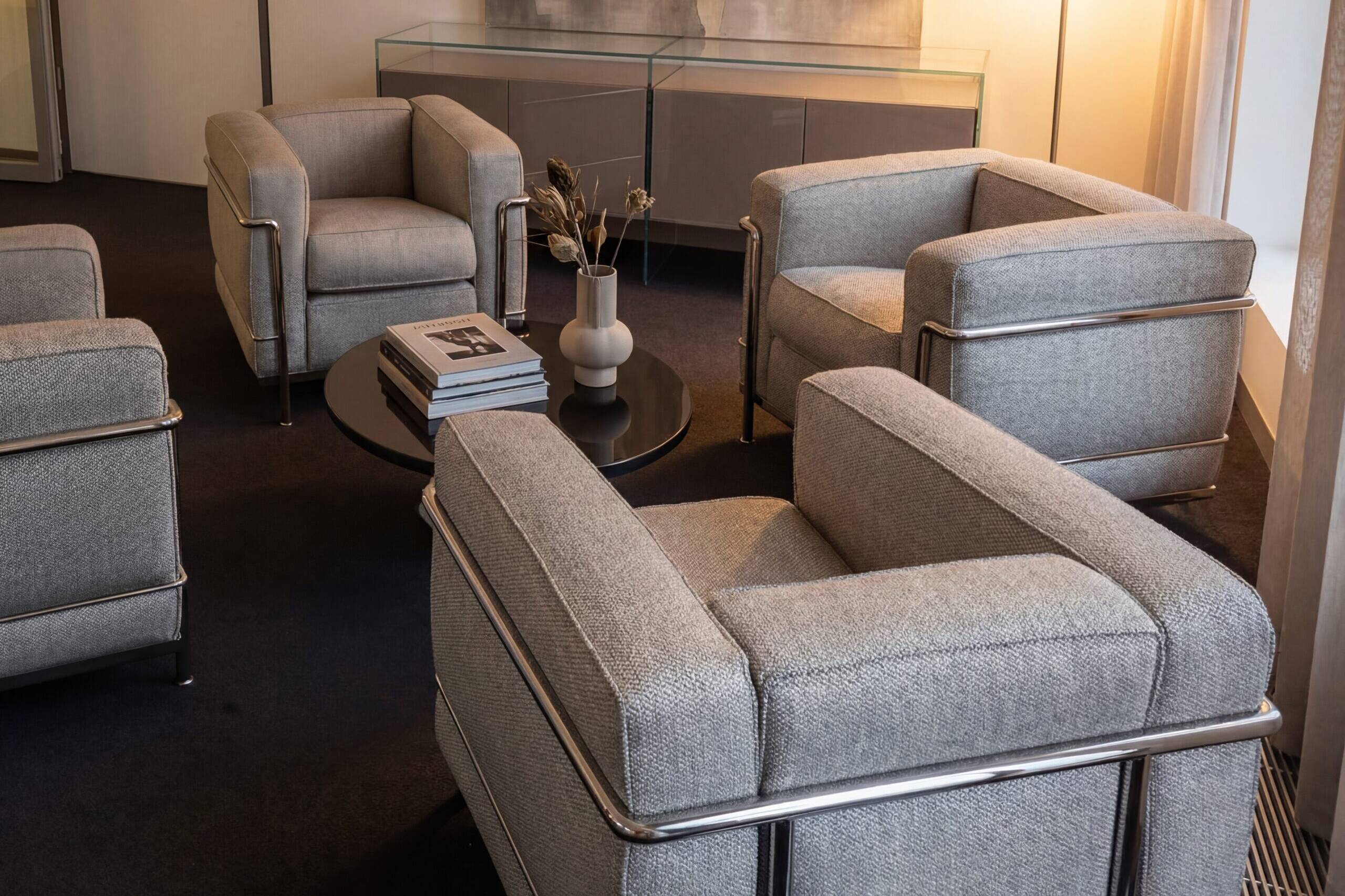 Bürolounge mit Ledersesseln im Bauhausstil und Beistelltisch